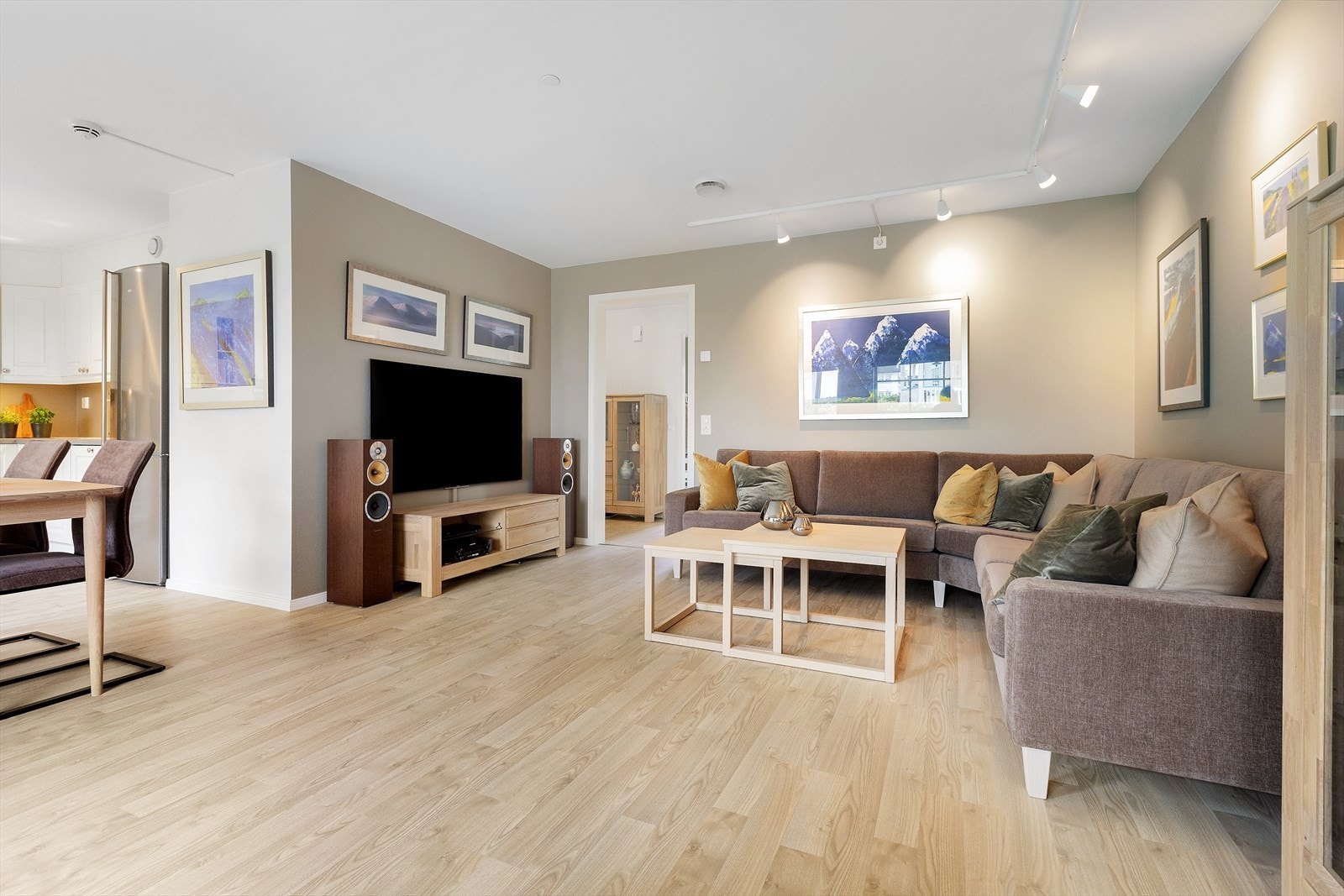 Stuen er delikat og innbydende og med utgang til fin uteplass Galleribilde