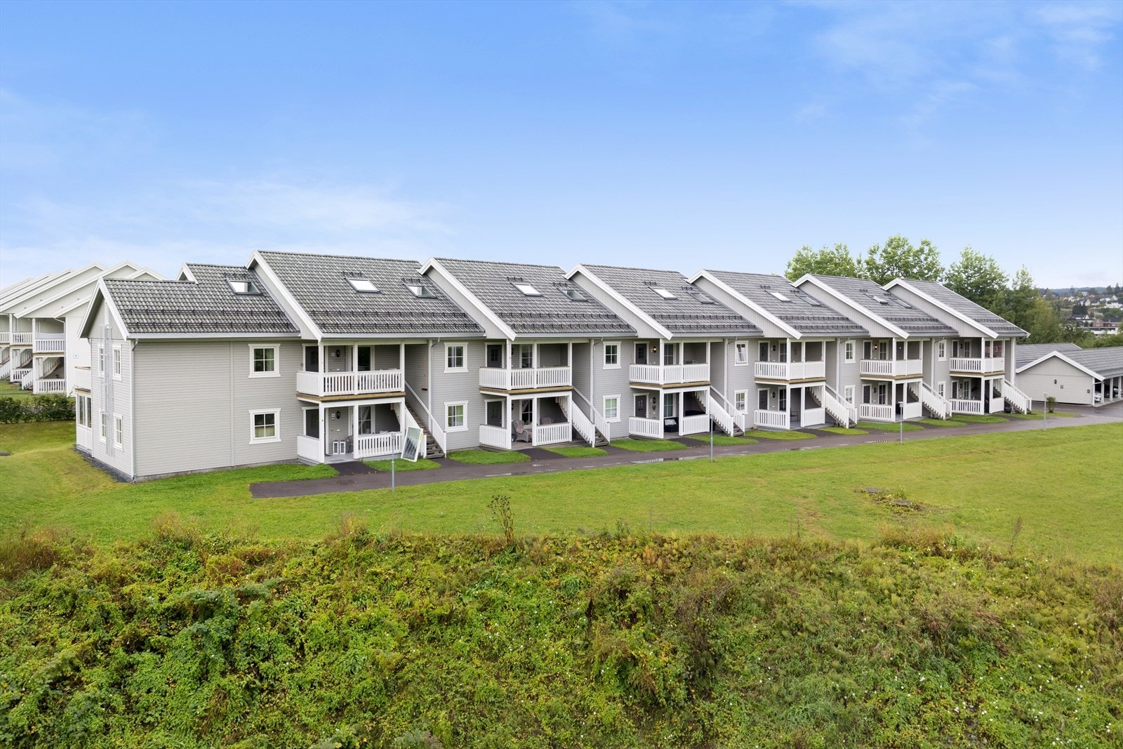 Det er også kort vei til lekeplass, fotballbane, idrettshall, treningssenter, svømmehall og ridesenter. Galleribilde