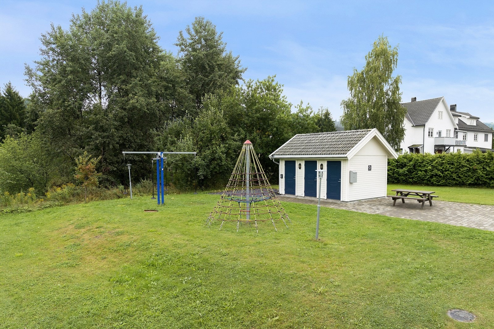 Uteområdene som tilhører sameiet og i nærheten av denne leilighetene er pent opparbeidet med diverse beplantninger og gress-arealer. Galleribilde