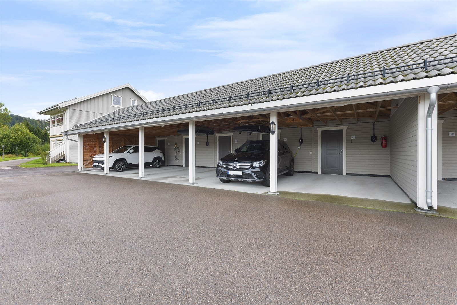 Det medfølger en utvendig sportsbod i tilknytning til carporten og en biloppstillingsplass i carport. Galleribilde