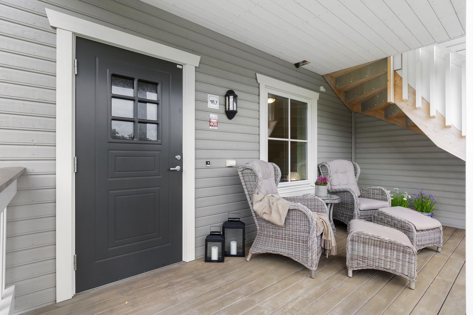 Leiligheten har en gjennomgående planløsning, med en hyggelig uteplass på begge sider. Galleribilde