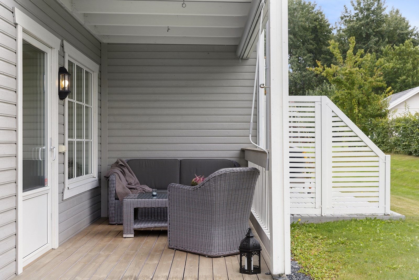 Overbygget uteplass med direkte adkomst til hage/grøntområde Galleribilde