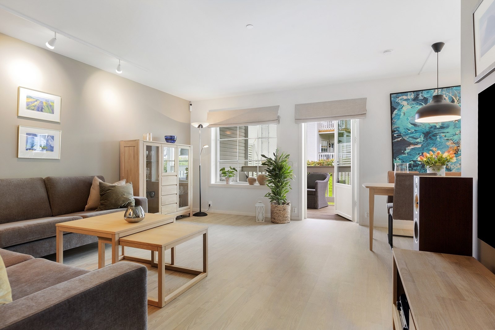 Stuen er et fantastisk oppholdsrom med store vindusflater. Galleribilde