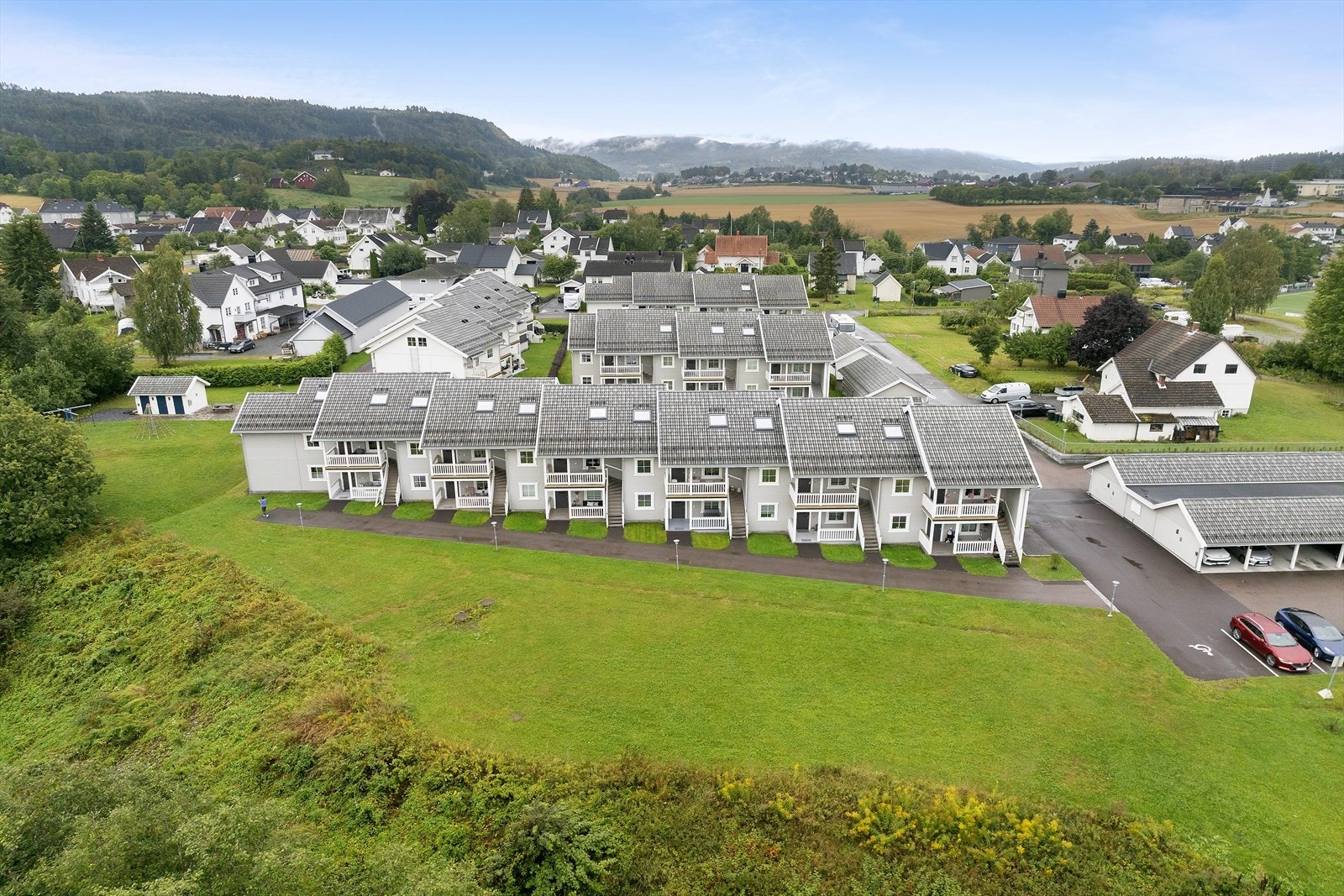 Det er gangavstand til Vestfossen sentrum med alle servicetilbud som skole, jernbanestasjon, buss, barnehage og idrettsanlegg. Galleribilde