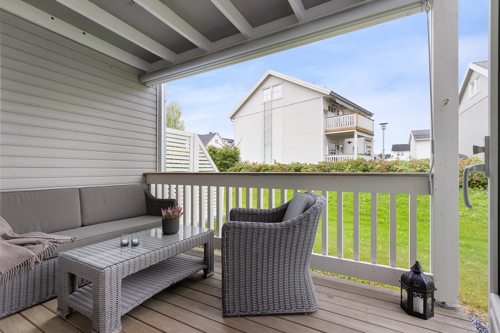 Leiligheten har en funksjonell og gjennomgående planløsning med en skjermet uteplass. Galleribilde