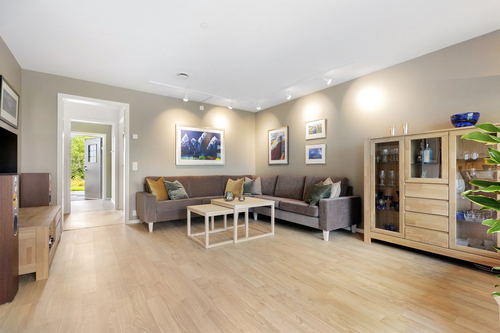 I stuen er det plass til en romslig sofagruppe med tilhørende salongbord og underholdningsavdeling. Galleribilde