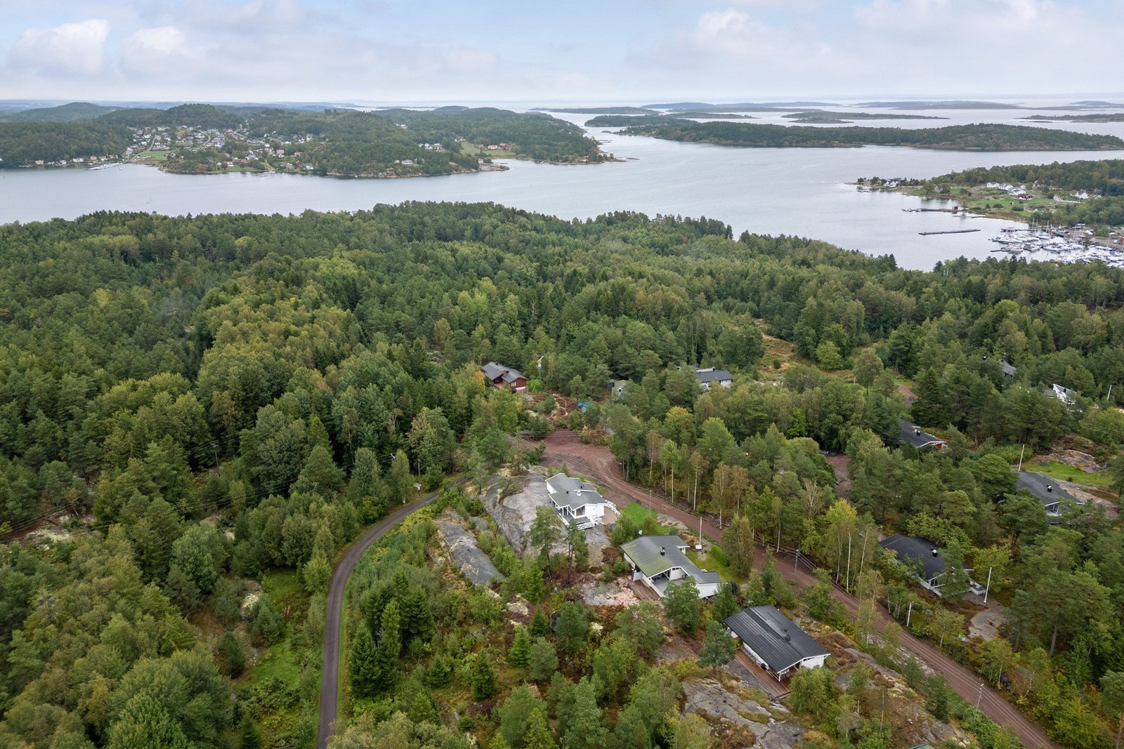 Området rundt hytta er svært barnevennlig, skjermet og trygt - et perfekt sted for barn å leke og utforske i trygge omgivelser. Galleribilde