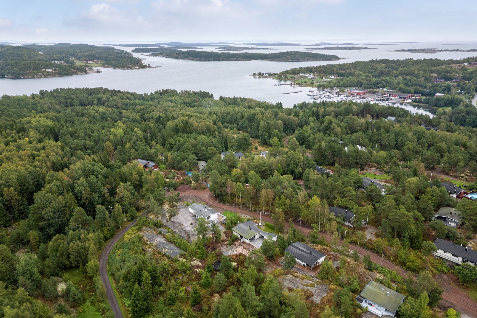 Omgivelsene er idylliske, med både sjø og skog lett tilgjengelig. Galleribilde