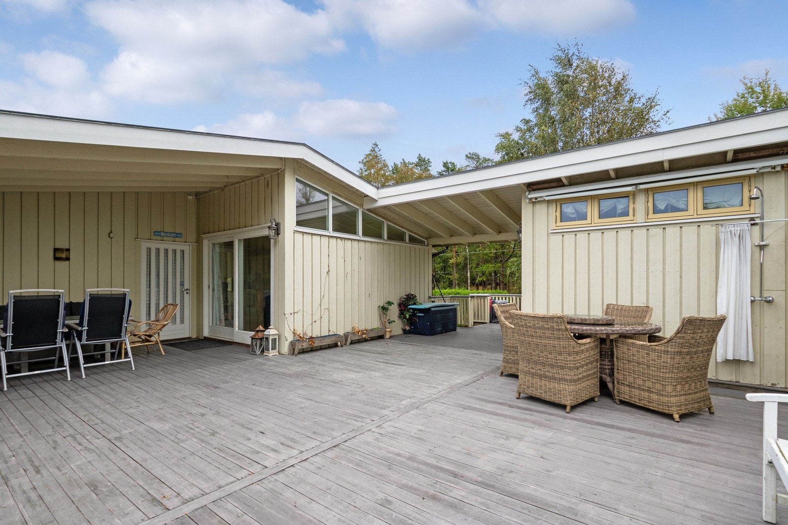 Terrassen binder hytta sammen med et isolert anneks og fungerer som et ekstra rom med innredningsmuligheter. Galleribilde