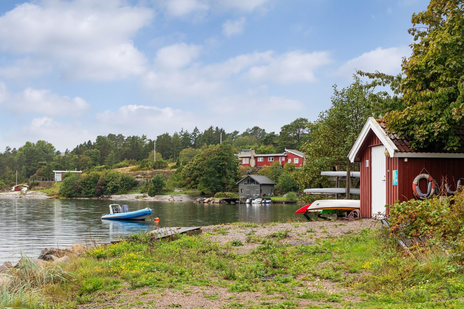 Stedet er en ren idyll med skog, svaberg og fine badeplasser. Galleribilde