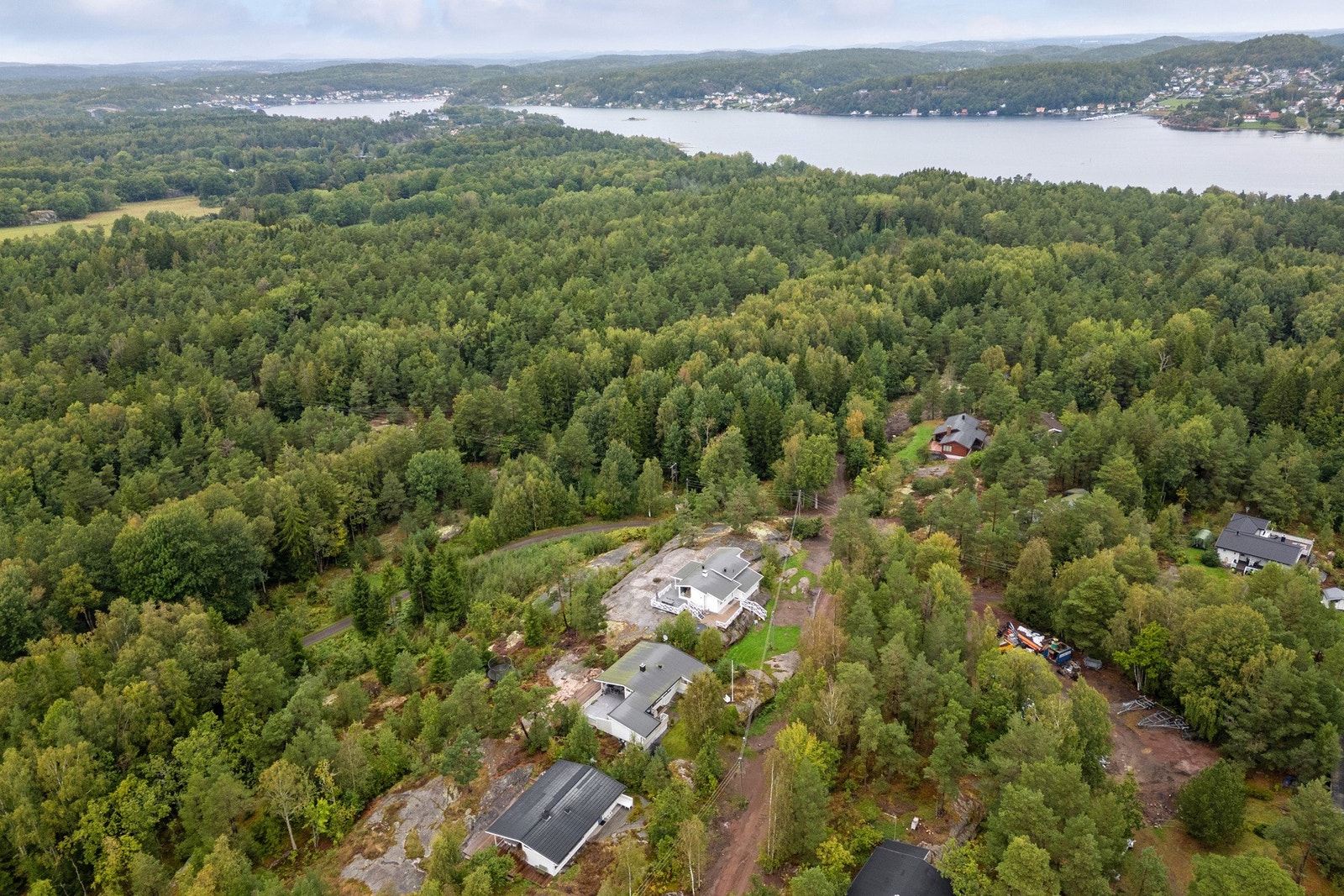 Hytta ligger meget idyllisk til på Tjømekollen, ved Mågerø på østsiden av Tjøme i Færder kommune. Tjømekollen hytteområde består av 31 hytter tilknyttet Tjømekollen Vel. Galleribilde