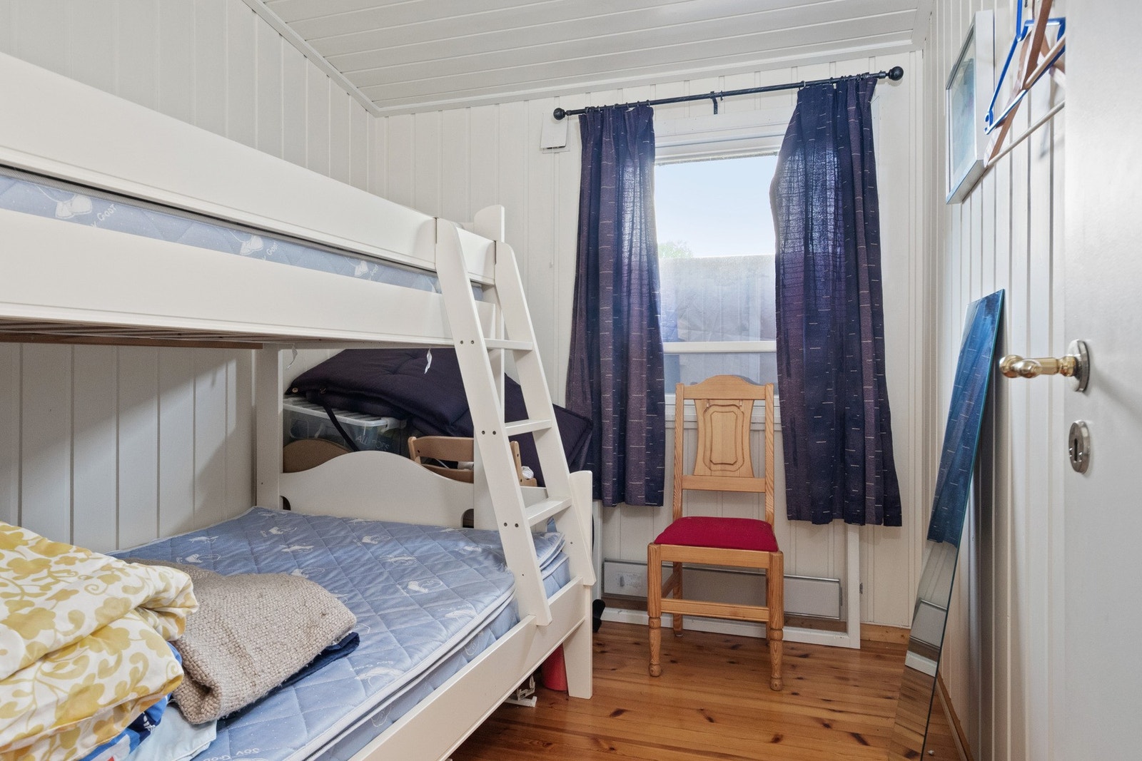 Hytta har tre lyse og innbydende soverom som ligger samlet, noe som gir en praktisk og sosial løsning for familien. Galleribilde