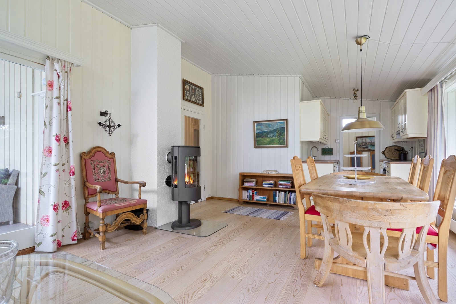 Skråhimling med ekstra takhøyde bidrar til en luftig og romslig følelse, og 1-stavs parkett kombinert med hvitmalte panelvegger gir et tidløst preg. Galleribilde