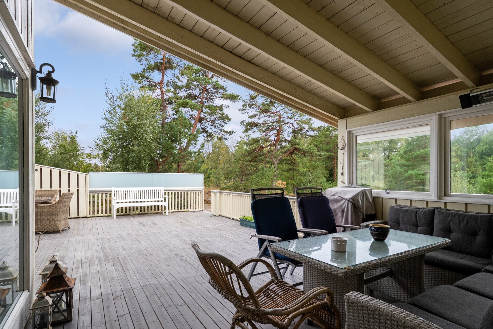 På solsiden mot sør ligger en fantastisk terrasse på hele ca. 112 kvm, fordelt på flere nivåer med naturlige soner for både avslapning og sosiale sammenkomster. Galleribilde