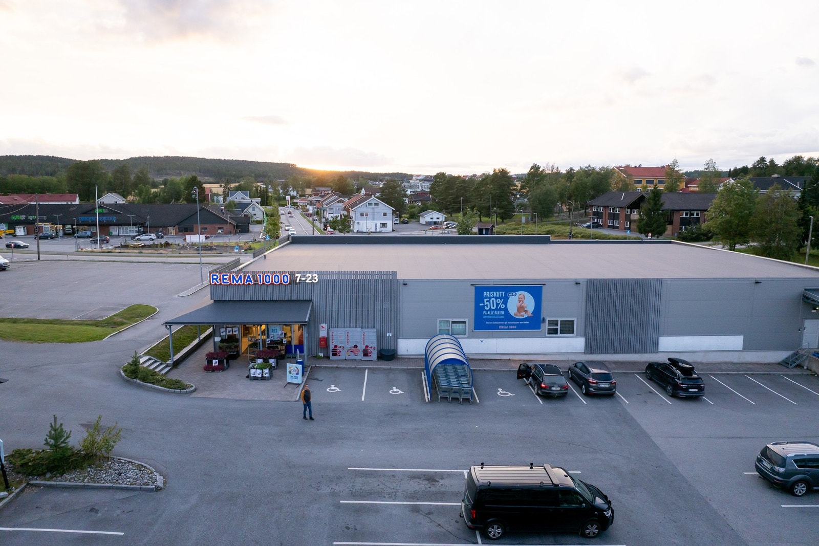 Dagligvarehandelen kan blant annet gjøres på Rema 1000, eller Kiwi, som ligger på Løken senter. Galleribilde