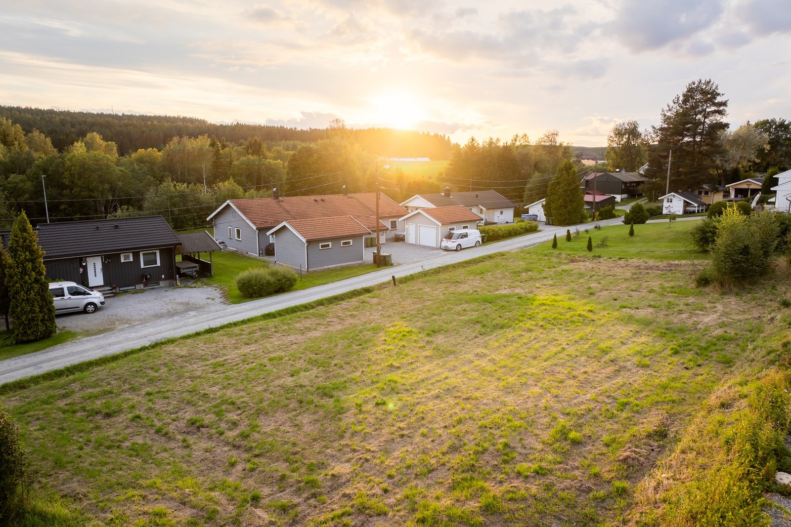 Tomten måler hele 2434.7kvm, og byr på gode solforhold. Galleribilde