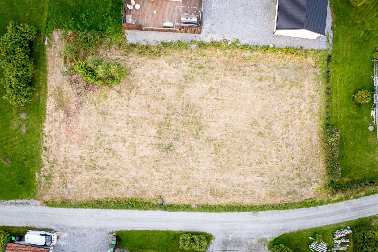 Det er ca 2,3km (4 minutter med bil) til Løken sentrum, områdets nærmeste tettsted. Galleribilde
