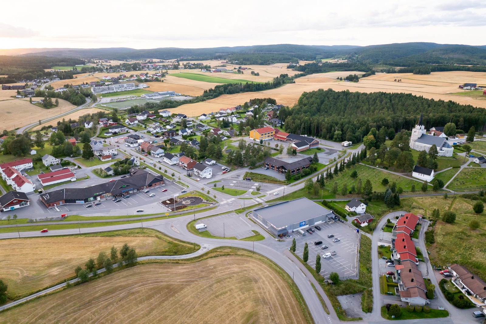Tettstedet byr på en kombinasjon av småbysjarm og praktisk hverdagsliv. Her finner du alt du trenger innen kort gåavstand. Galleribilde