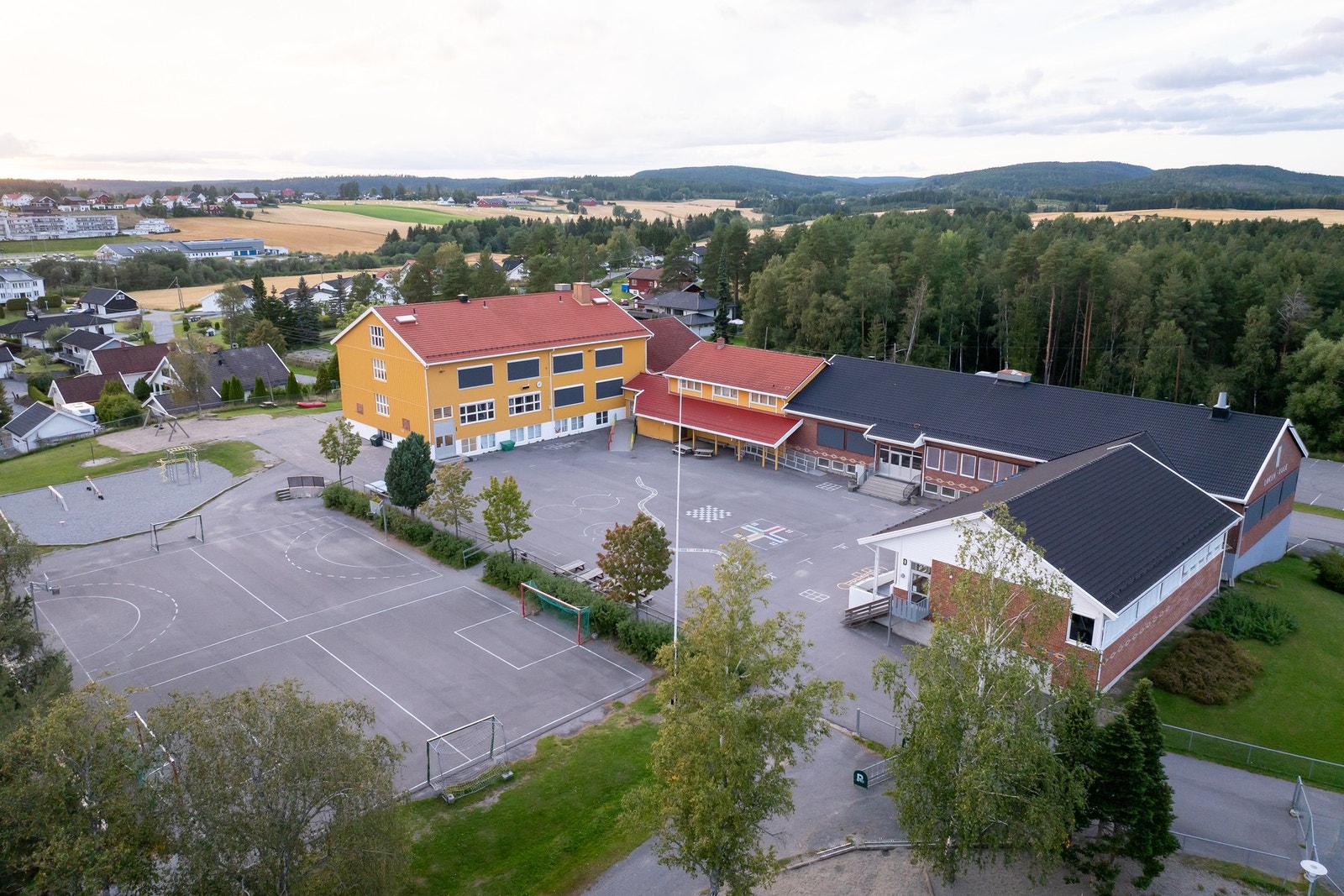 I sentrum finner du også Løken barneskole (1-7 trinn). Galleribilde
