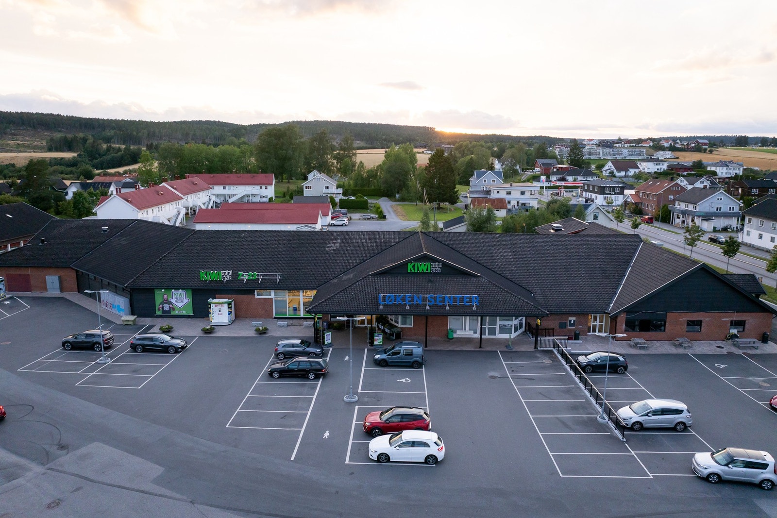 Løken senter er et flott samlingspunkt med tilbud om alt fra dagligvarebutikk, apotek, kafé, bank, og frisør. Galleribilde