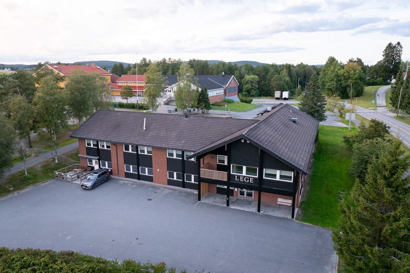 I umiddelbar nærhet finner du Løken legekontor. Galleribilde