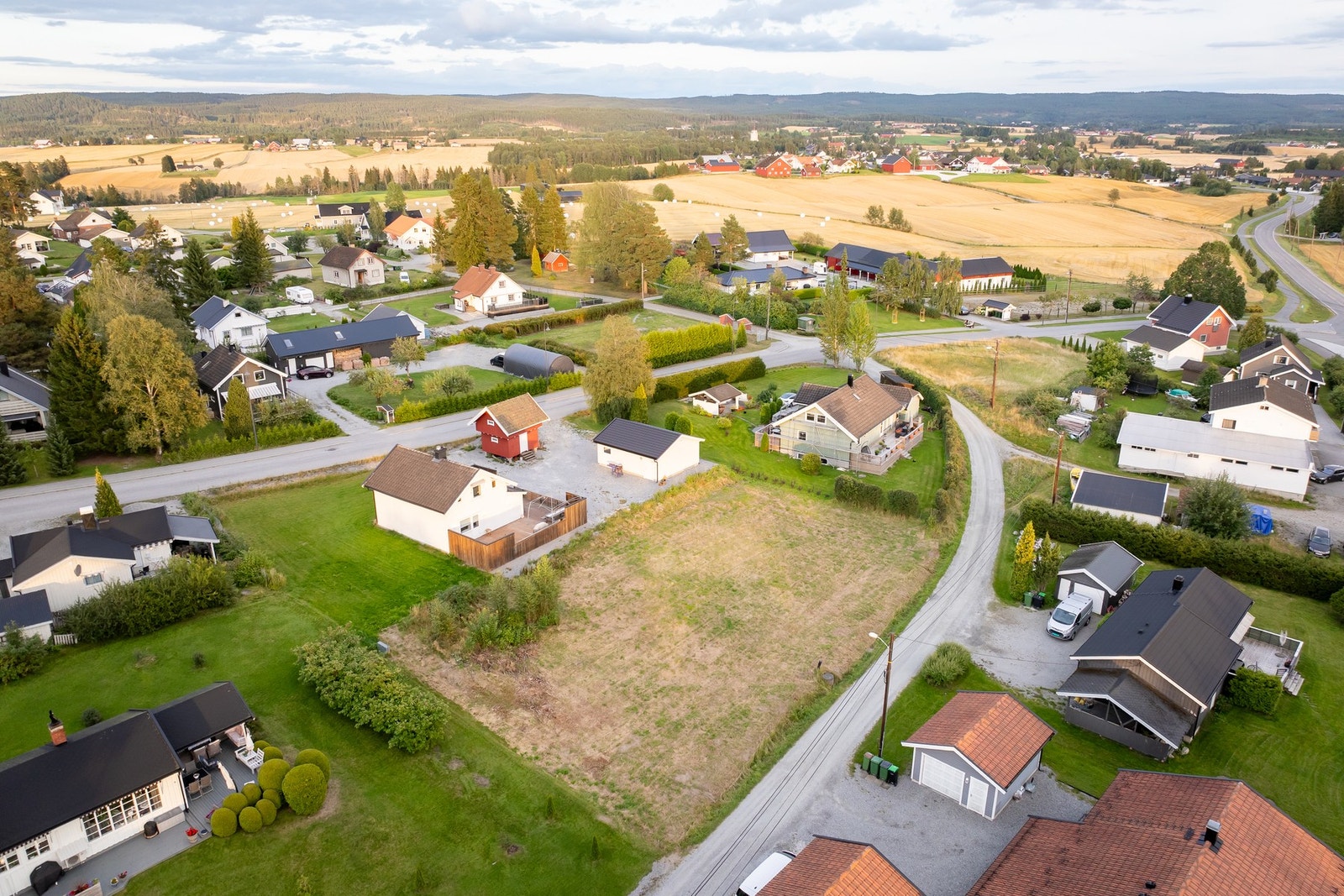 Tomten ligger på et fredelig og barnevennlig område på Løken. Galleribilde
