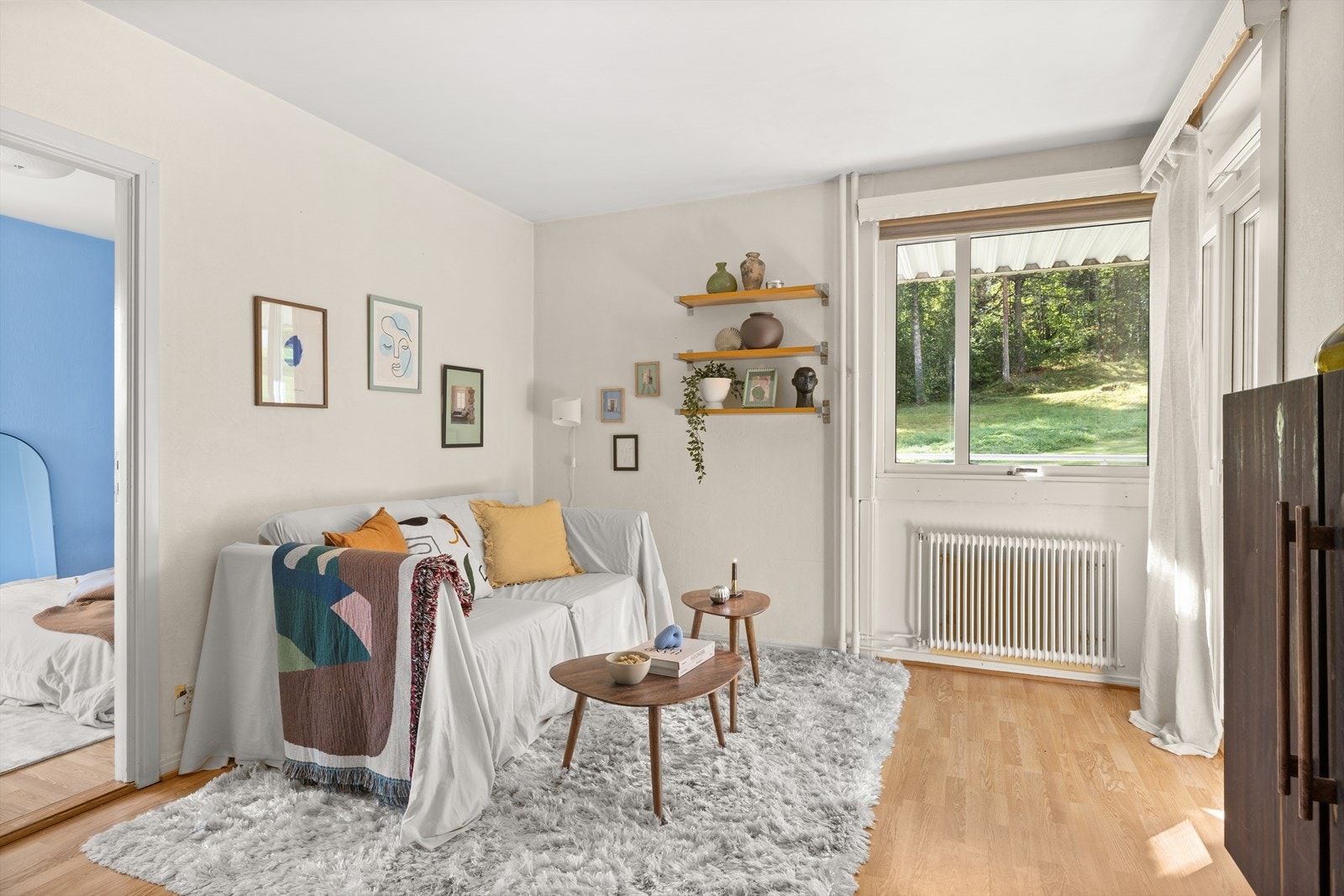 Store vindusflater gir rikelig med naturlig lysinnslipp. Galleribilde