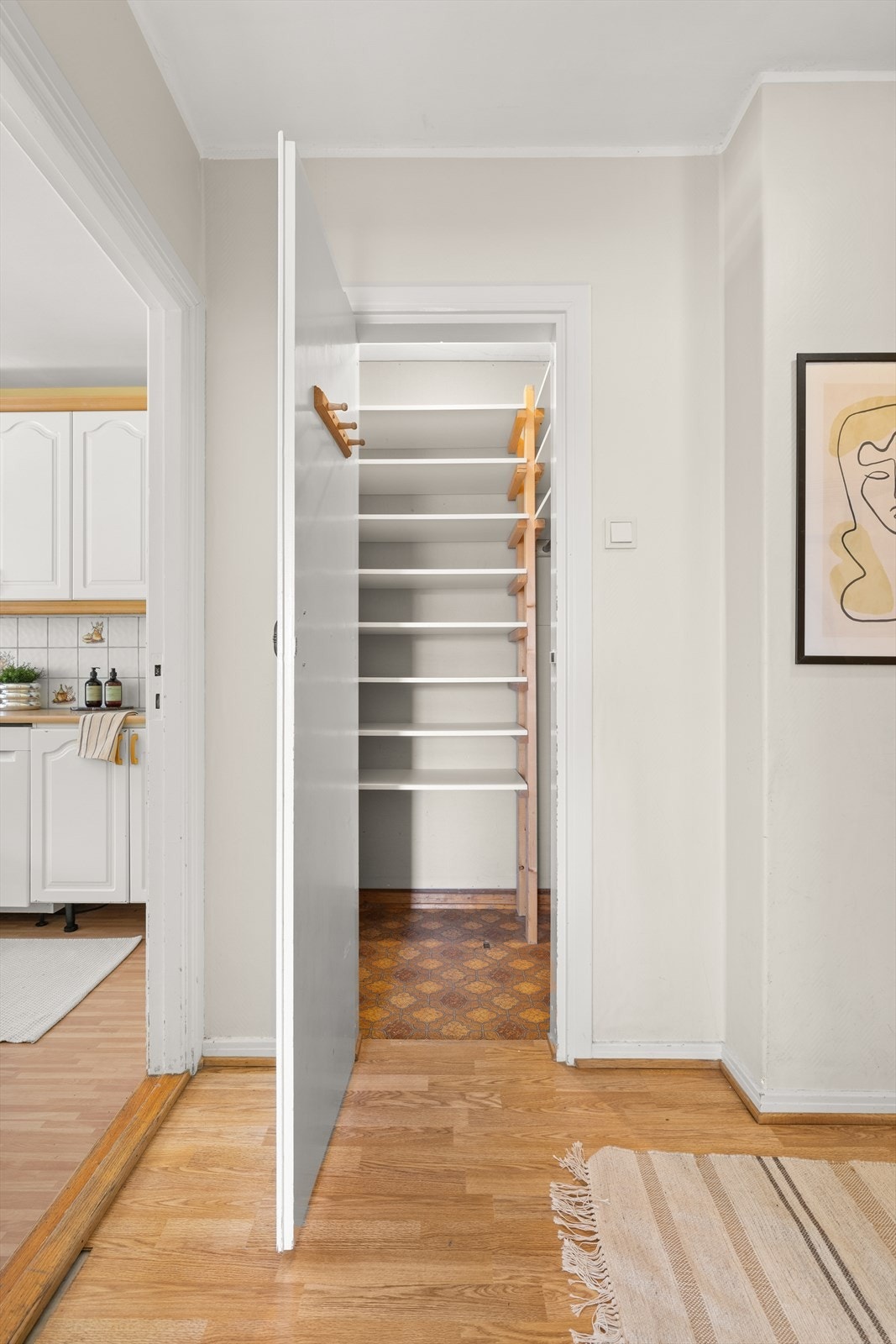 Praktisk innvendig bod med mye lagringsplass. Leiligheten disponerer også en bod på etasjeplan, og en bod på loft. Galleribilde