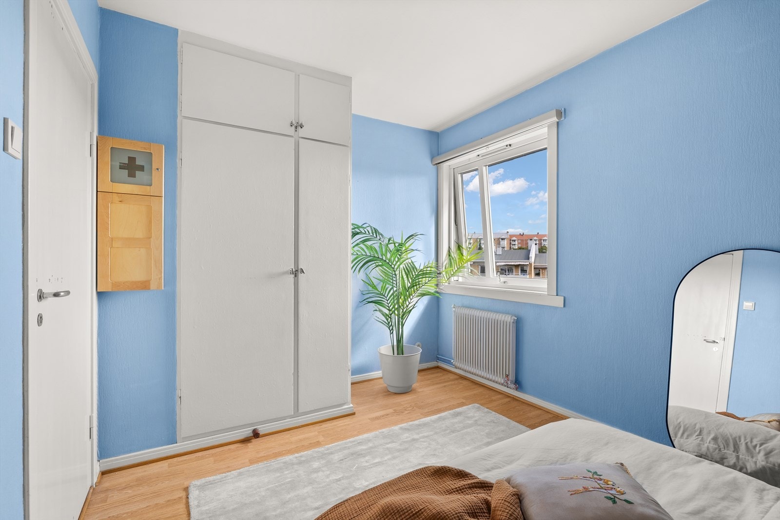 Gode muligheter for oppbevaring i innebygd garderobeskap. Galleribilde