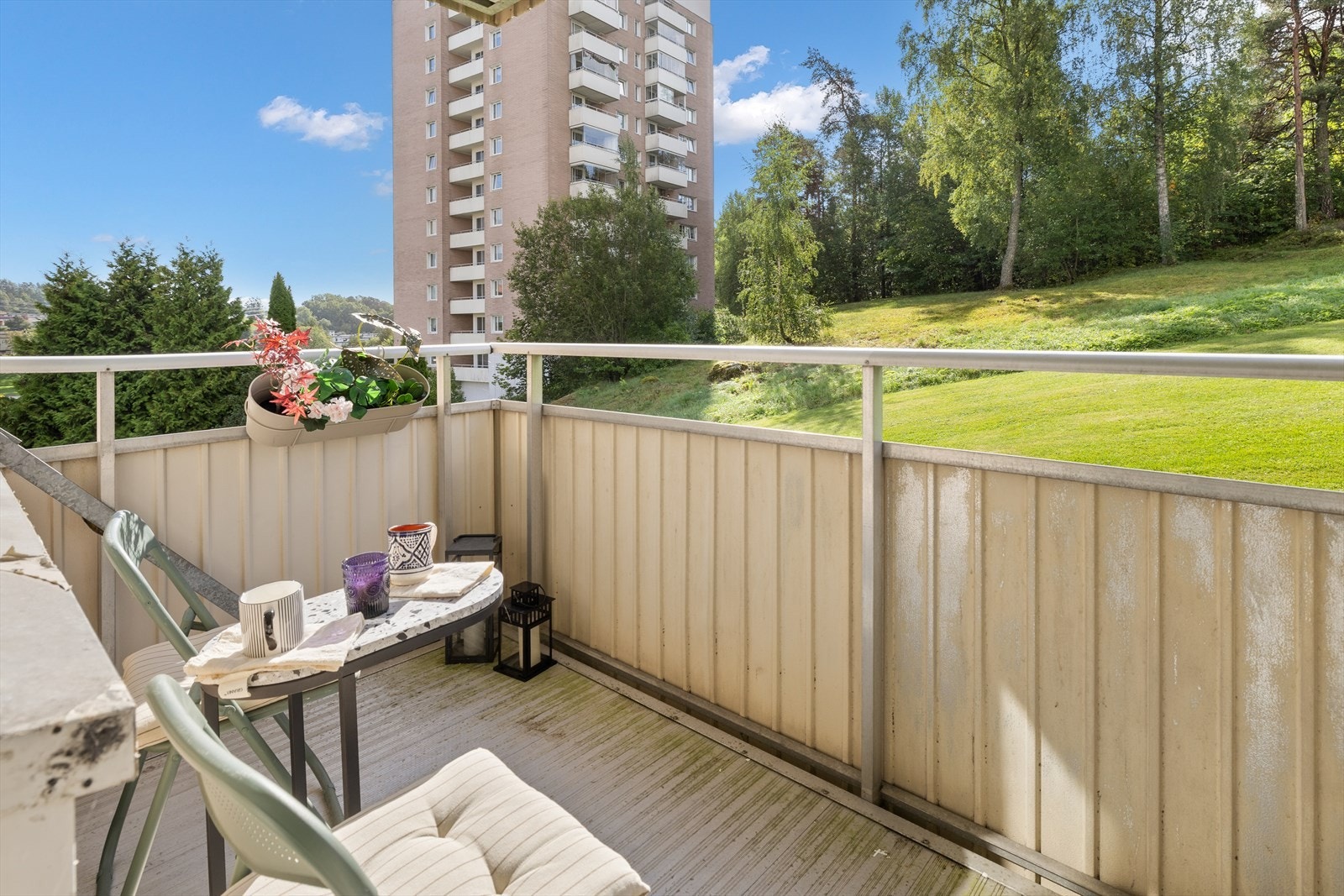 På balkongen er det god plass til sittegruppe, grill m.m. Galleribilde