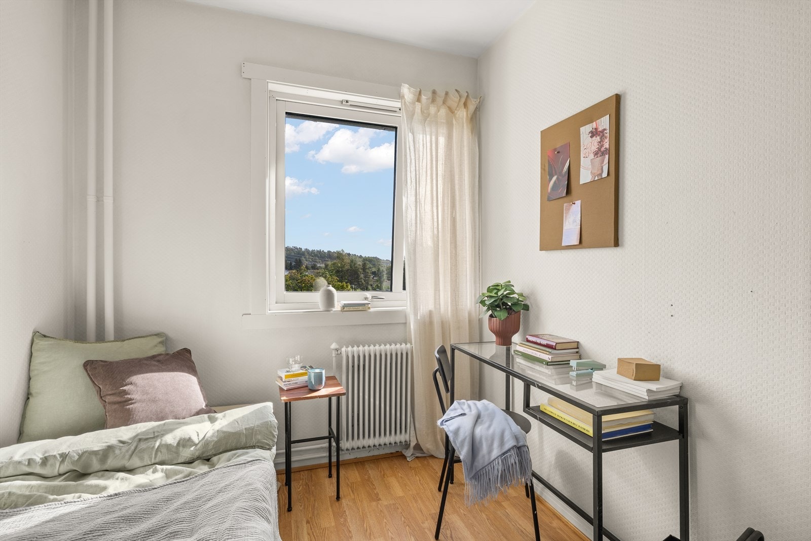 Rommet har ingen innsyn og er vendt mot rolige omgivelser. Galleribilde