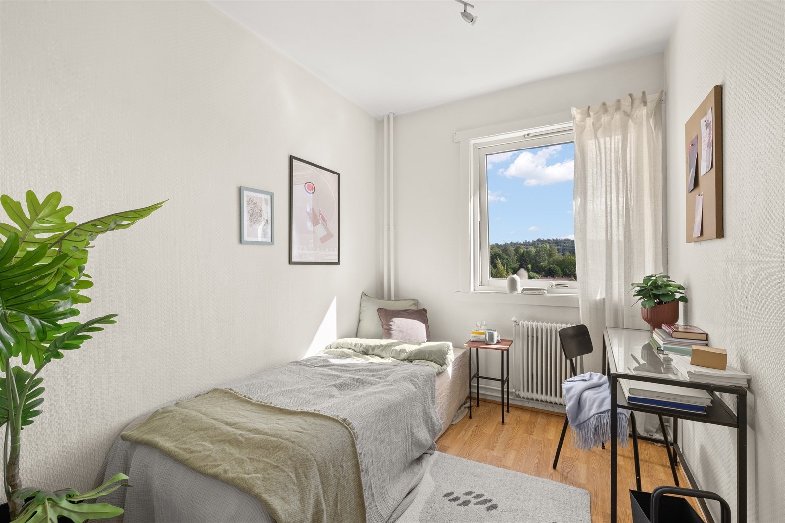 Soverom II | Lyst og fint soverom med plass til seng, nattbord og skrivepult. Galleribilde