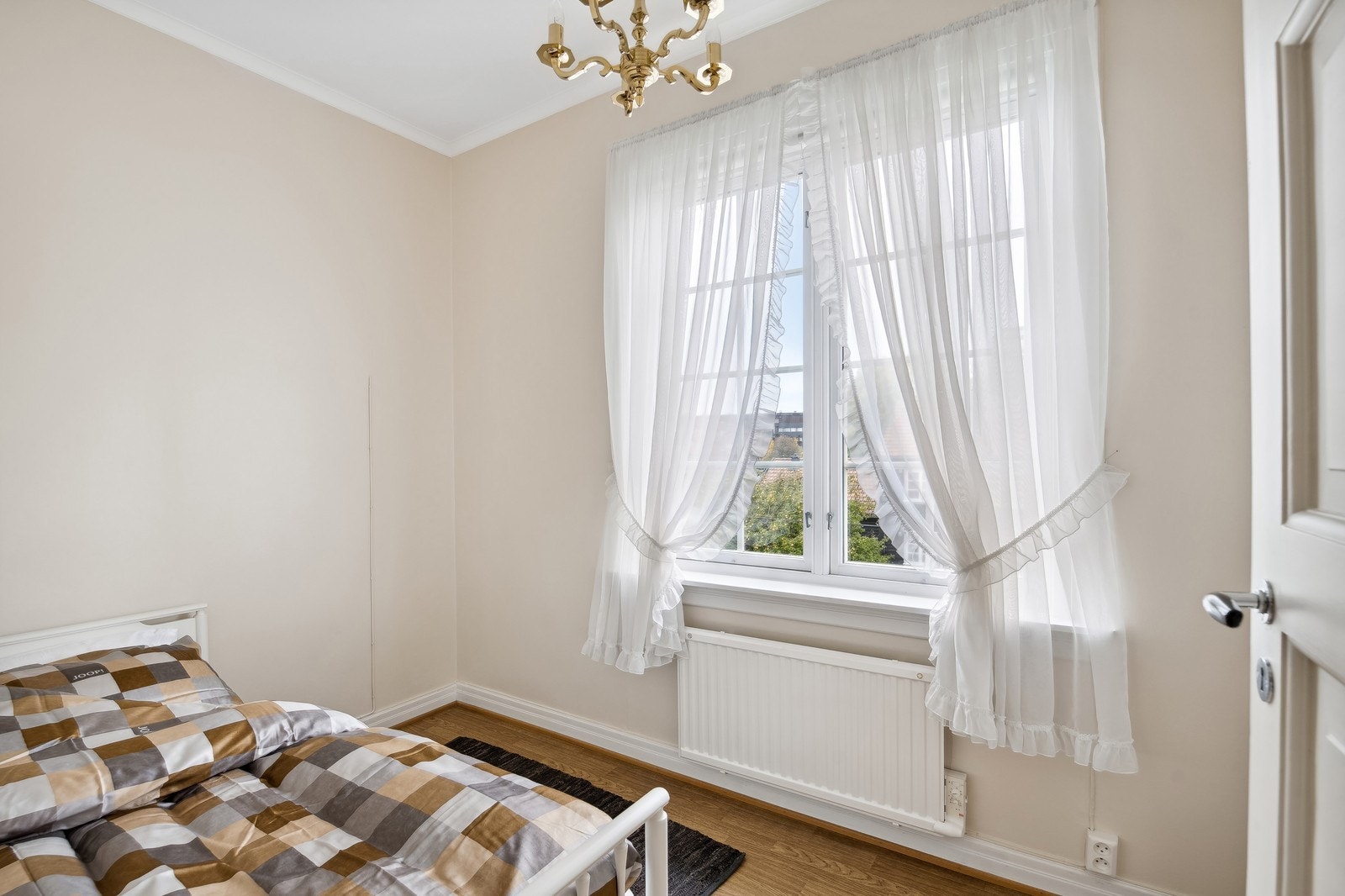 Soverom nr.2 med seng og god oppbevaringsplass i innebygd garderobe. Galleribilde