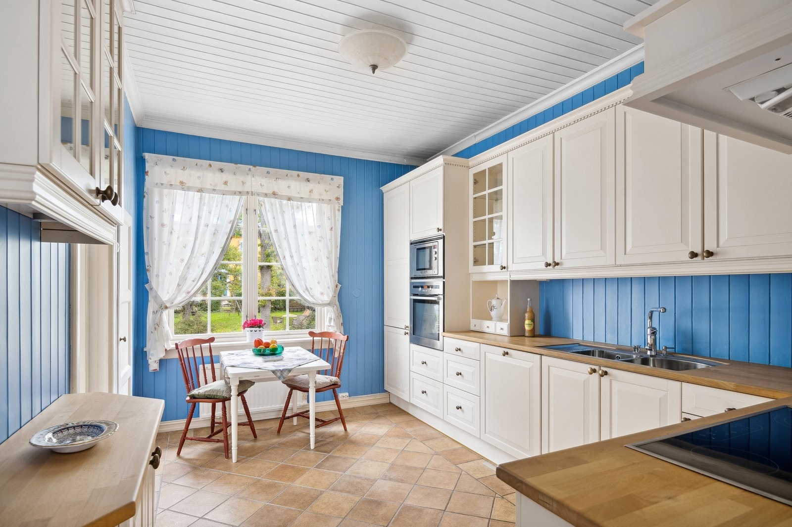 Hyggelig kjøkken med alle hvitevarer inkludert. Rikelig med skap- og benkeplass. Galleribilde