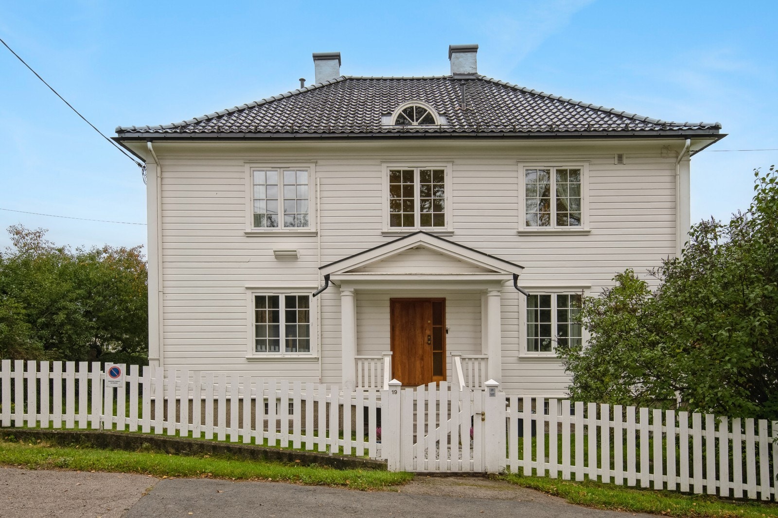 Huset ligger i en rolig og privatgate, nærme til dagligvarebutikker, UiO og T-bane. Galleribilde