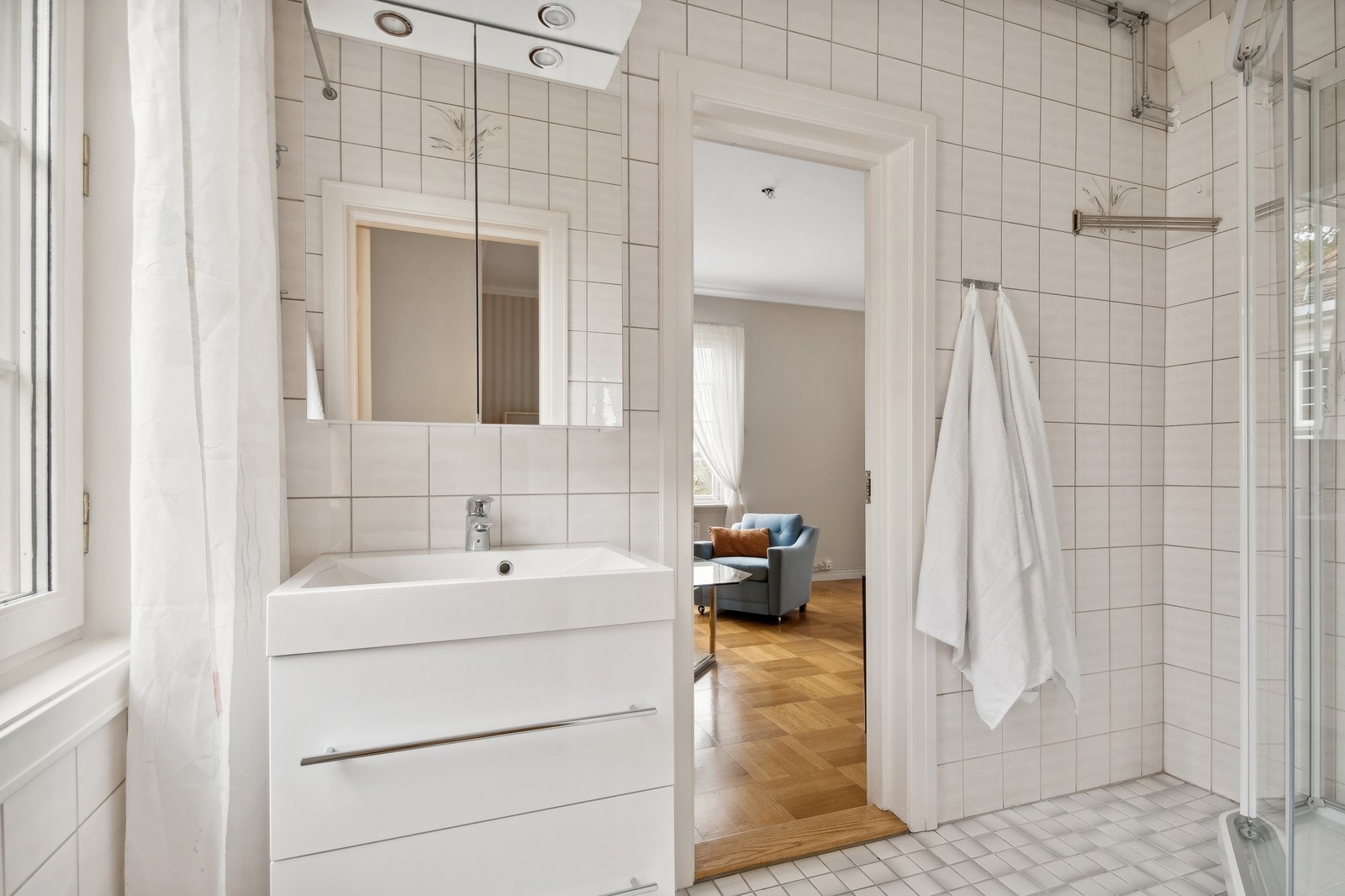 Flislagt bad med varmekabler. Kombinert V/T følger med. Inngang fra stue og hovedsoverom. Galleribilde