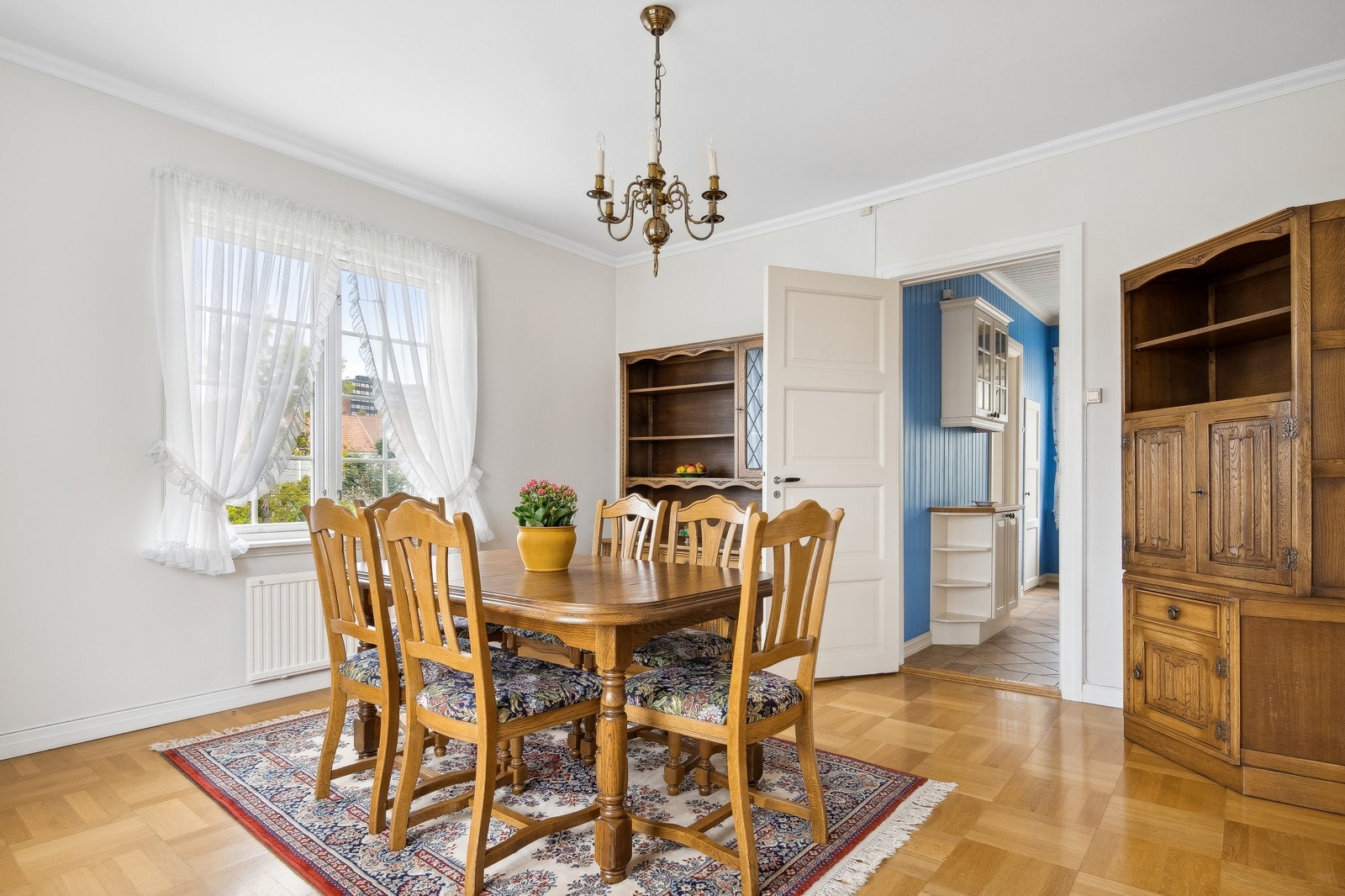 Spisestue med plass spisebord, stoler og diverse møbler. Galleribilde