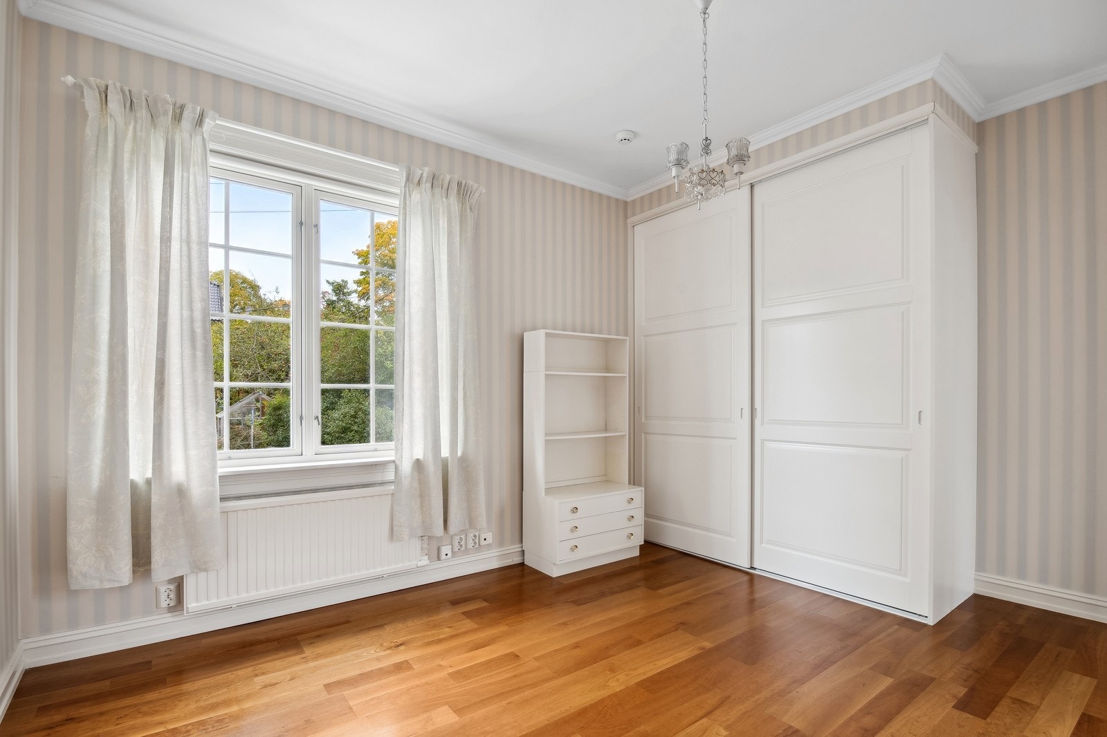 Hovedsoverom med skyvedørsgarderobe og plass til dobbeltseng. Galleribilde