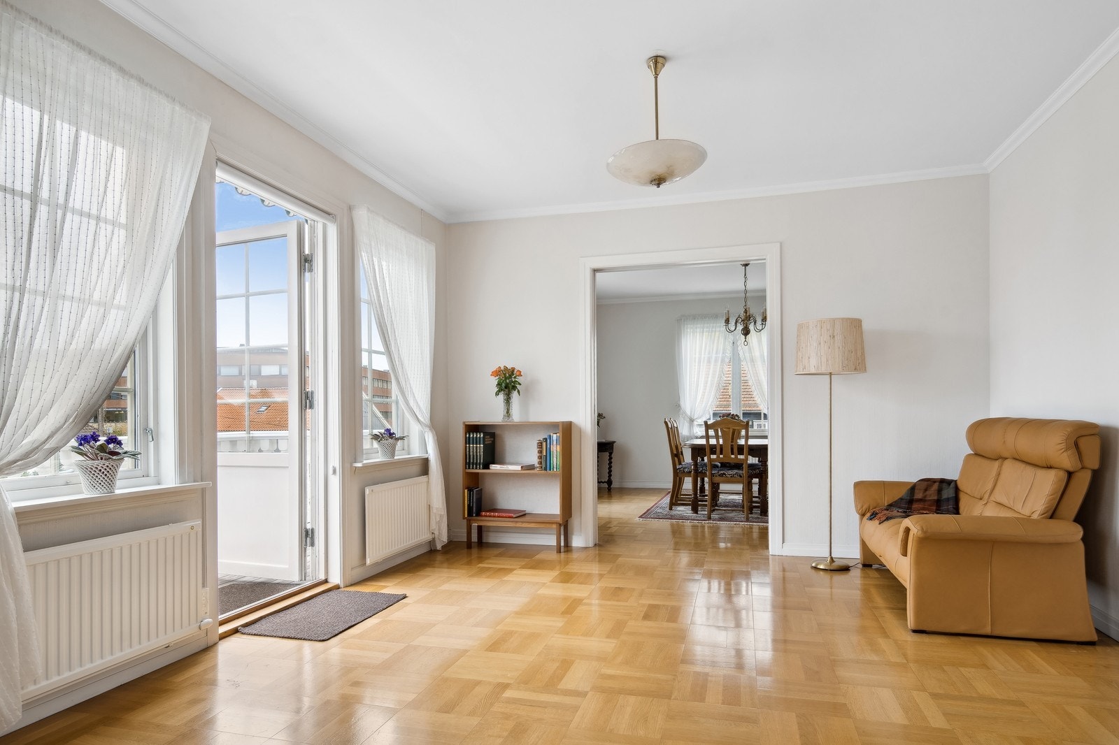 Gode solforhold i stue og spisestue med utgang til romslig balkong. Galleribilde