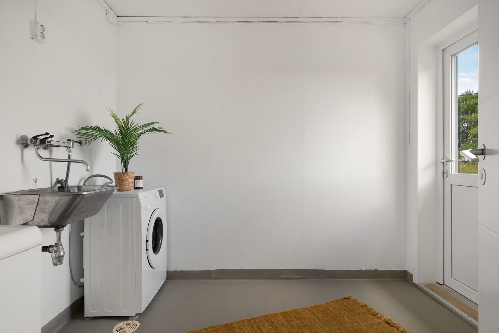 Eget, romslig vaskerom med utgang til det fri Galleribilde