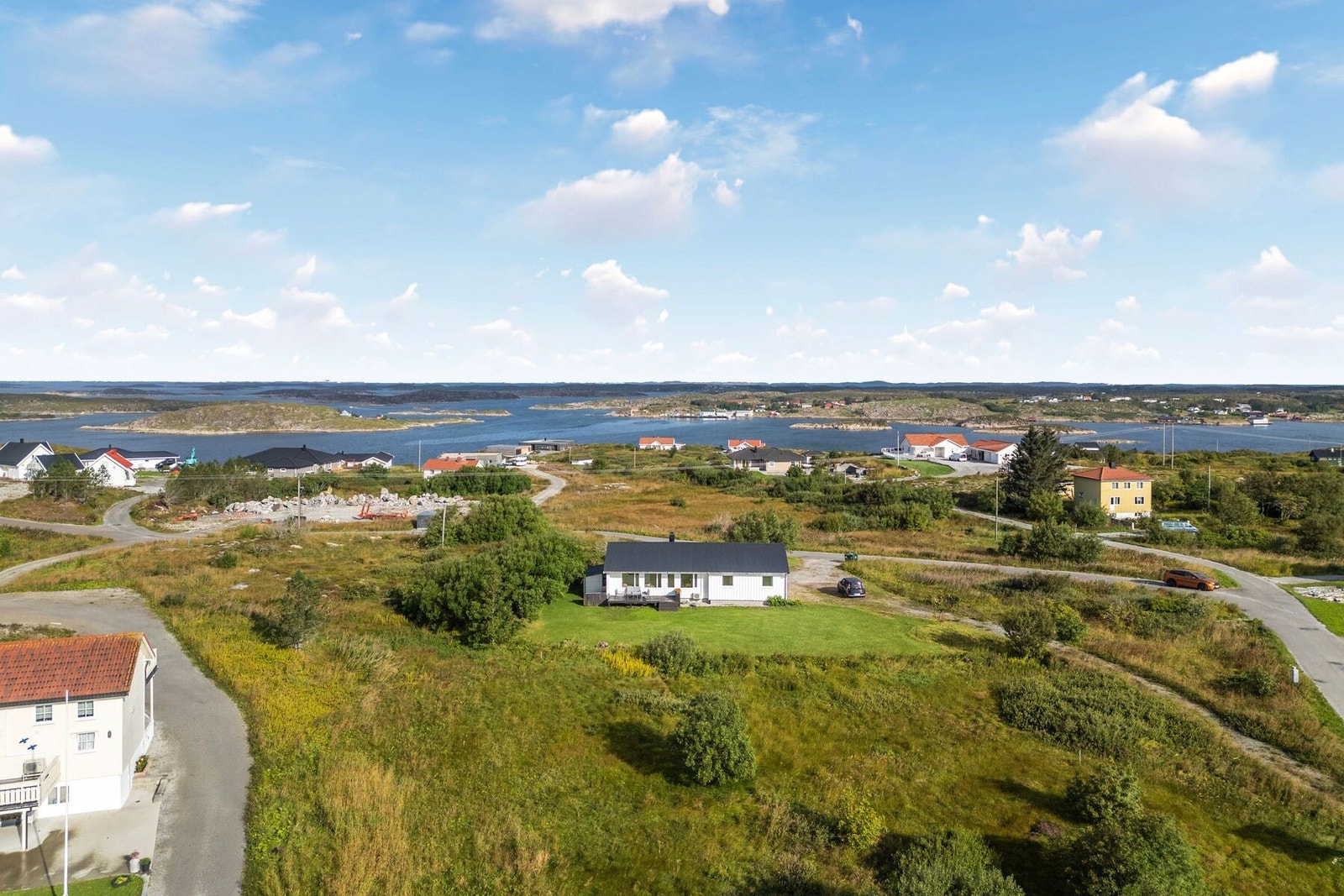 Sistranda sentrum med alle servicefunksjoner finnes ca. 15 minutters kjøring fra boligen Galleribilde
