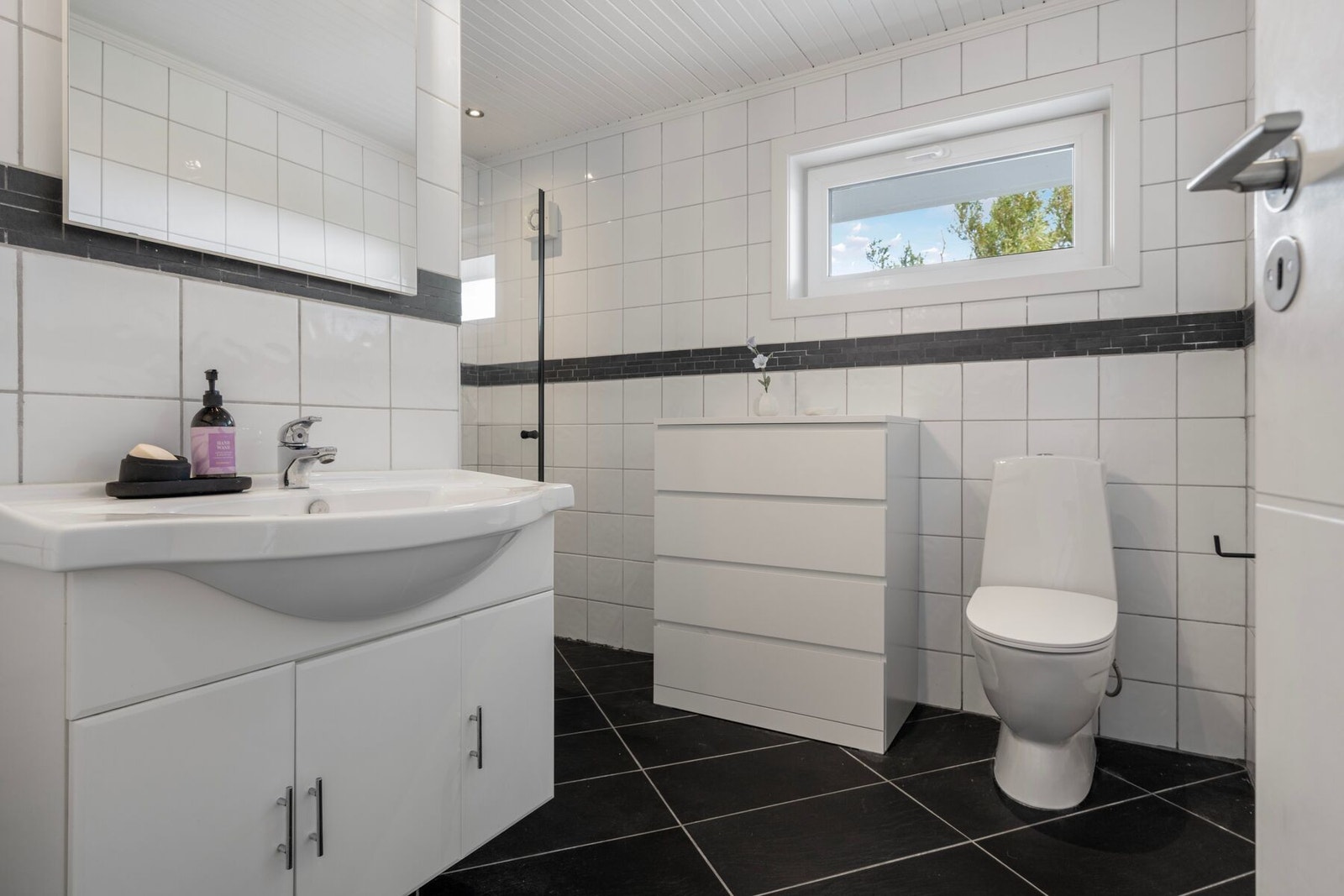 Pent, flislagt bad Galleribilde