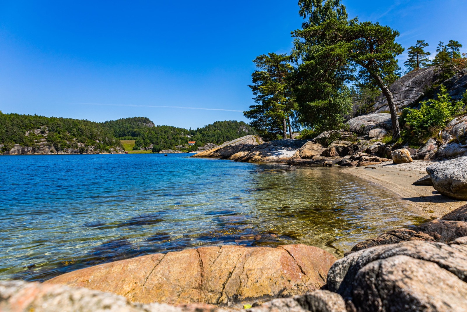 Flott badevann kort vei fra tomten. Galleribilde