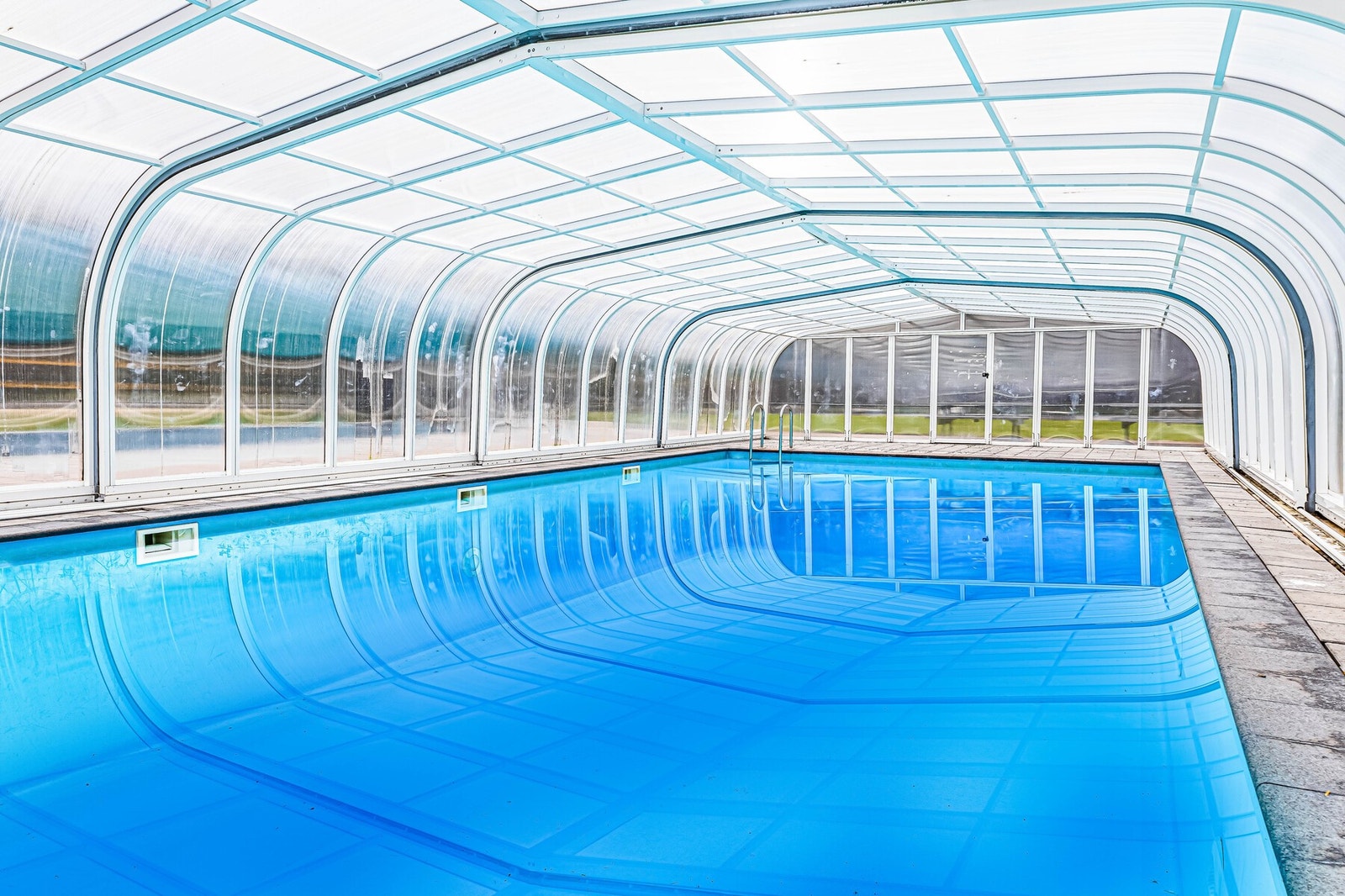 Det er tilgang til oppvarmet svømmebasseng og ballbinge ca. 150 meter fra tomten. Galleribilde