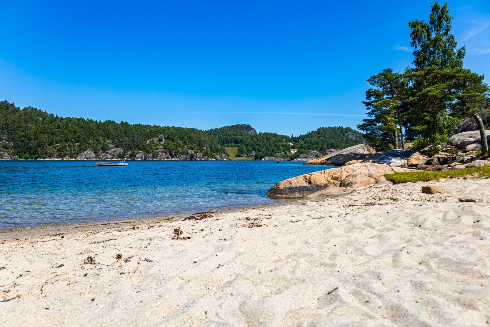 Fin badestrand - perfekt for varme sommerdager. Galleribilde