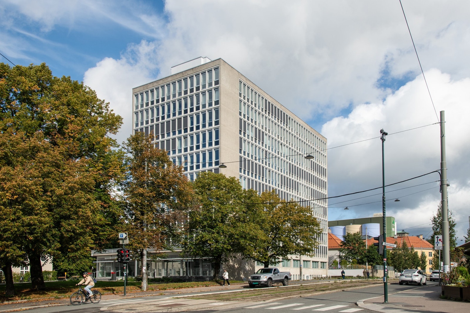 Beliggenheten gir kort vei til dagligvare, kafeer, restauranter, butikker, apotek og et bredt kollektivtilbud. Galleribilde