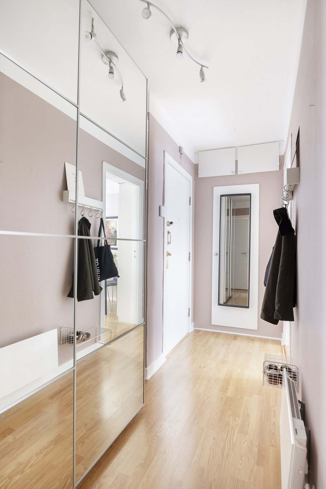 Det er montert stor skyvedørsgarderobe med speilfronter. Pene overflater og belysning i himlingen. Galleribilde