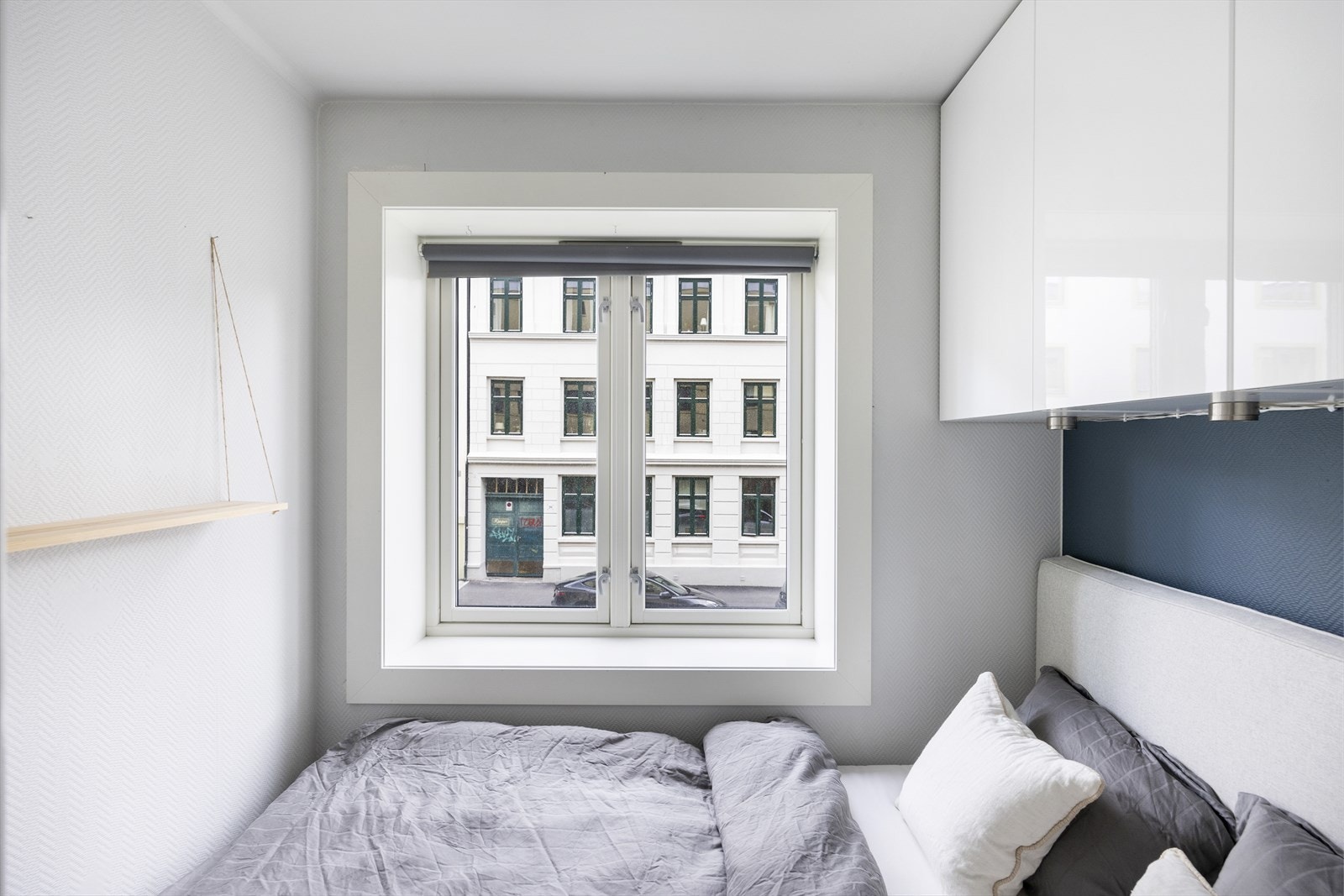 Soverommet har plass til dobbeltseng og har smarte lagringsløsninger som utnytter plassen godt. Galleribilde