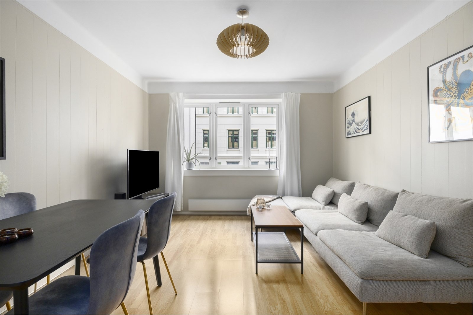 Boligen ligger fint til i byggets 2.etasje og har godt lysinnslipp fra store vindusflater (nye vinduer i 2019). Galleribilde