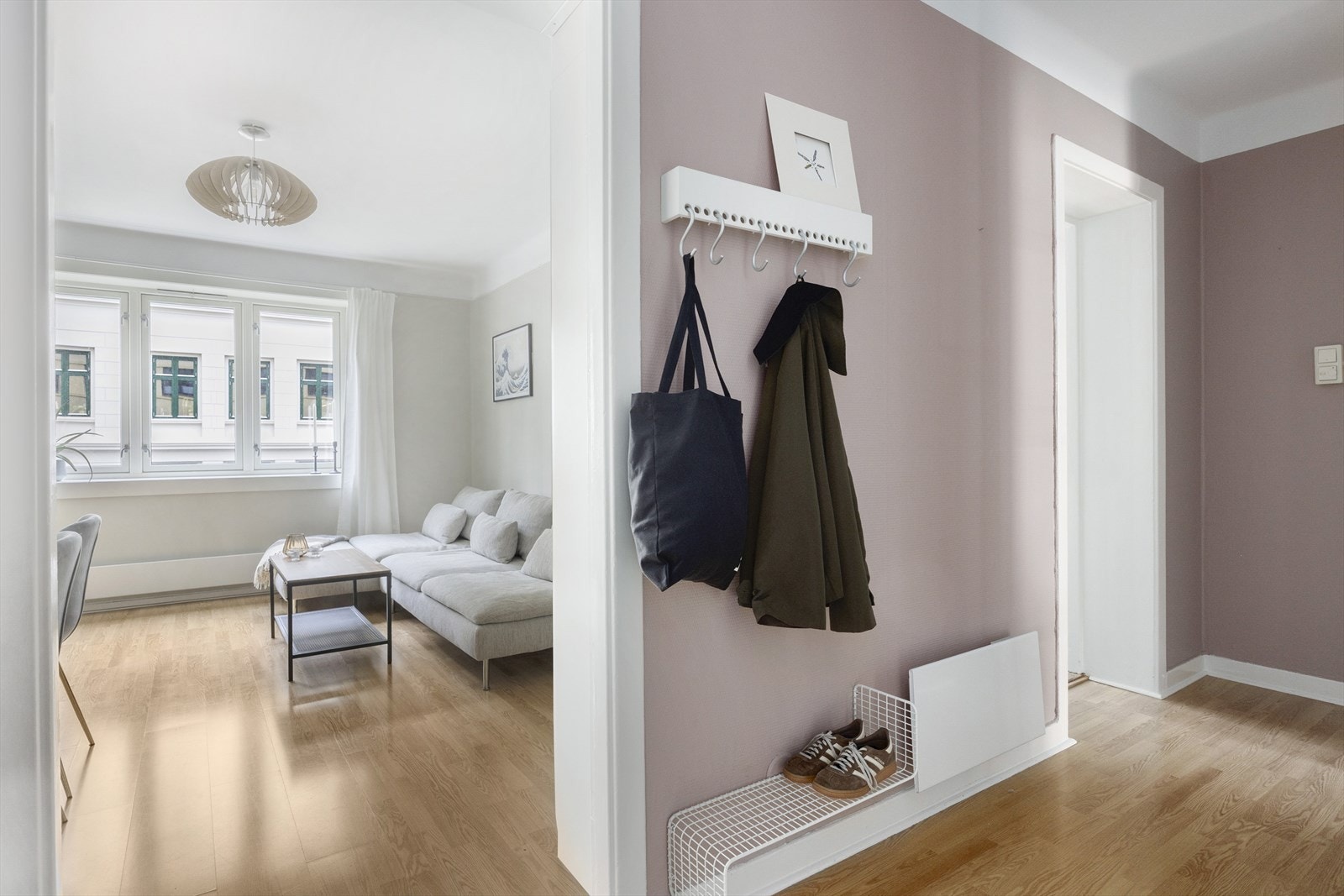 Velkommen inn! I leiligheten blir du møtt av en innbydende entré med god plass til sko og yttertøy. Galleribilde